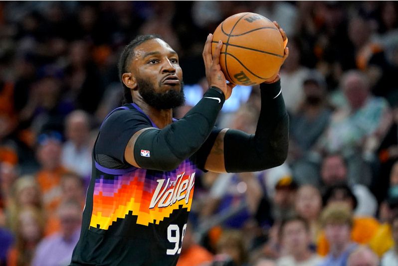 科维托娃遭遇五连败，独行侠教练面临压力！(独行侠诺维茨基雕像)